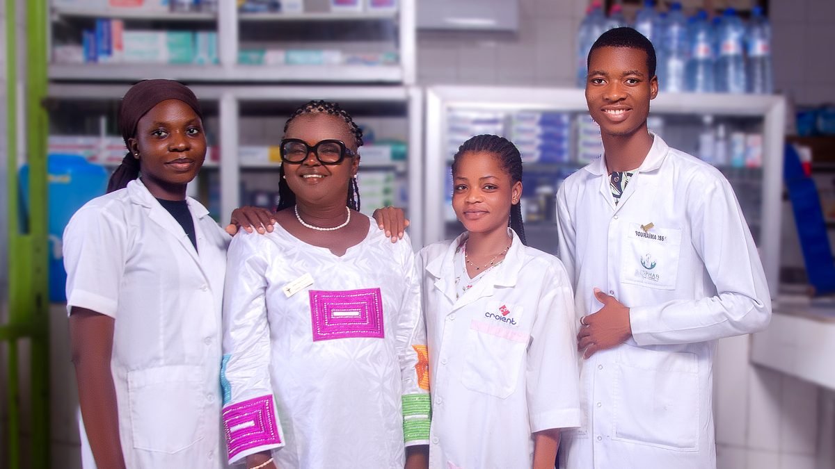 L'équipe de la Pharmacie de l'Étoile réunie dans l'officine à Cotonou : la Dr Raïma MALICK entourée de ses préparateurs et assistants